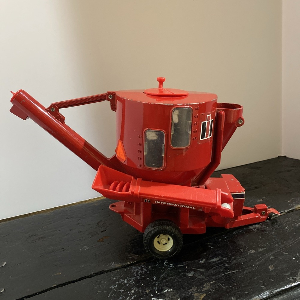 Vtg ERTL International IH Feed Grinder Mixer Mill 1/16 Farm Toy Metal